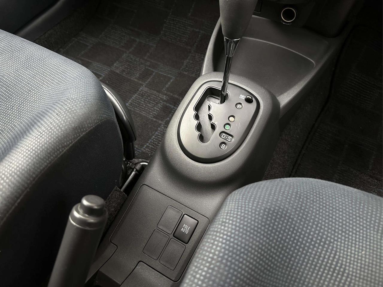 2005 Toyota Vitz