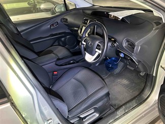 2016 Toyota Prius - Thumbnail