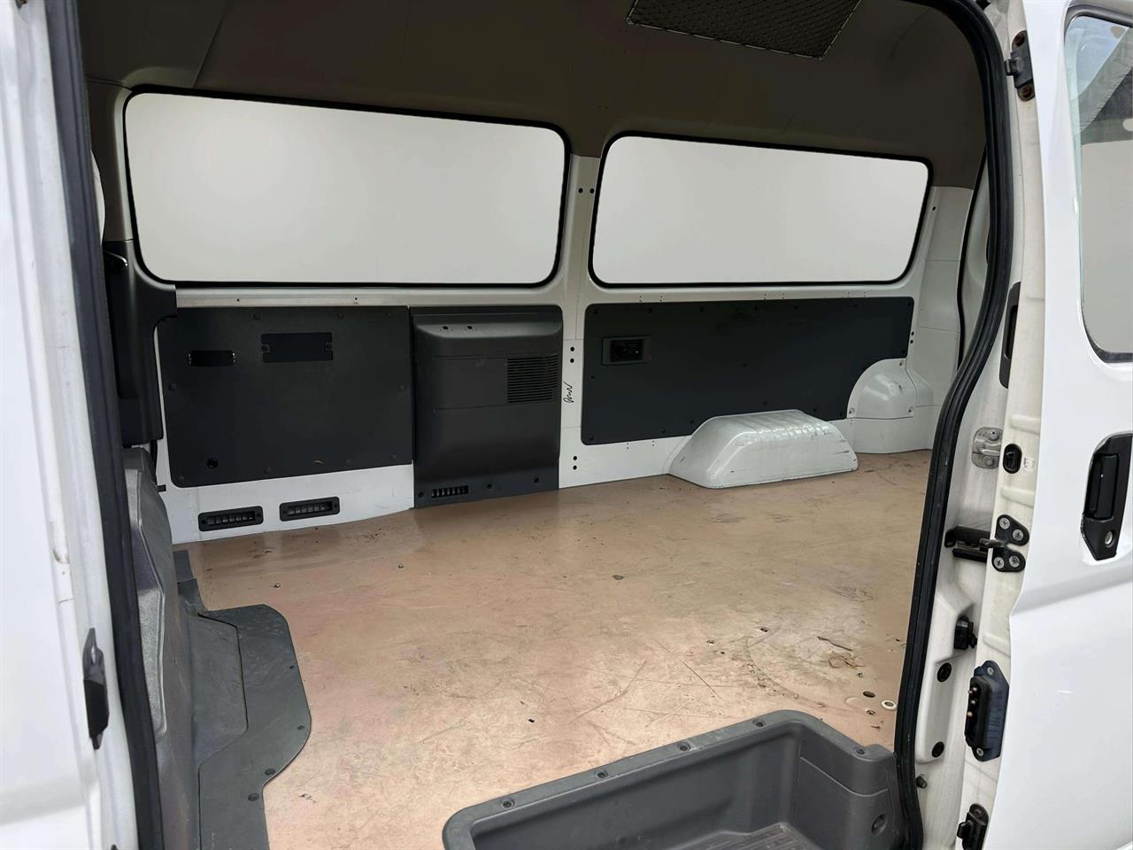 2005 Nissan Caravan
