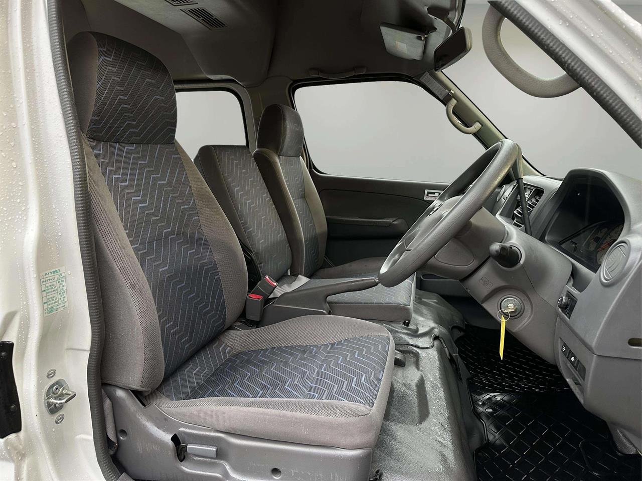 2005 Nissan Caravan