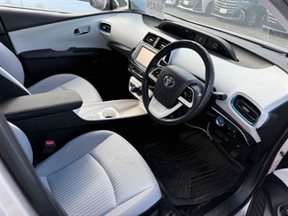 2016 Toyota Prius - Thumbnail