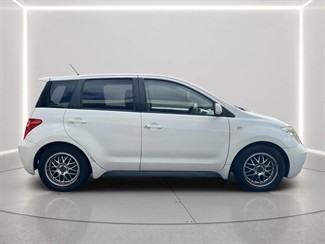 2004 Toyota IST - Thumbnail