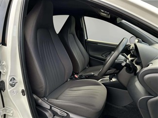 2021 Toyota Yaris - Thumbnail