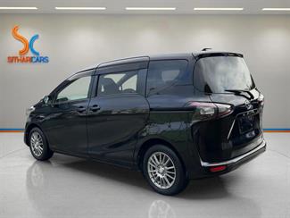 2016 Toyota Sienta - Thumbnail