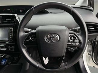 2020 Toyota Prius - Thumbnail