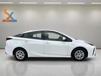 2020 Toyota Prius - Thumbnail
