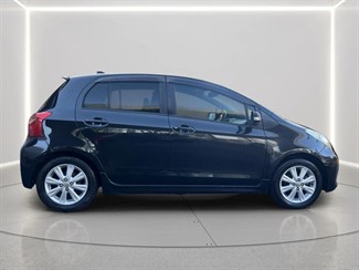 2010 Toyota Vitz - Thumbnail