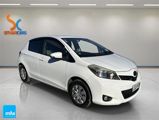 2011 Toyota Vitz - Thumbnail
