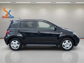 2004 Toyota IST - Thumbnail