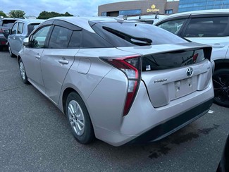 2016 Toyota Prius - Thumbnail