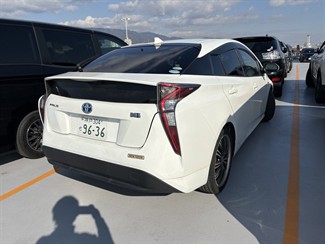 2016 Toyota Prius - Thumbnail