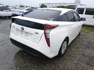 2018 Toyota Prius - Thumbnail