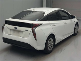 2016 Toyota Prius - Thumbnail