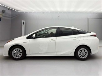 2016 Toyota Prius - Thumbnail