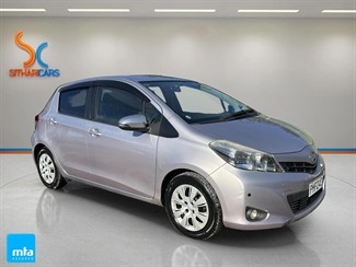 2011 Toyota Vitz - Thumbnail