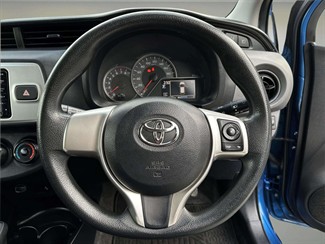 2015 Toyota Vitz - Thumbnail