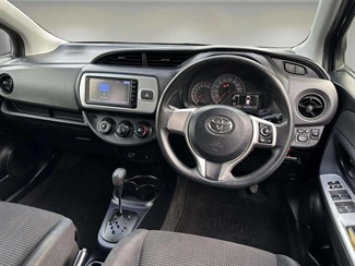 2015 Toyota Vitz - Thumbnail