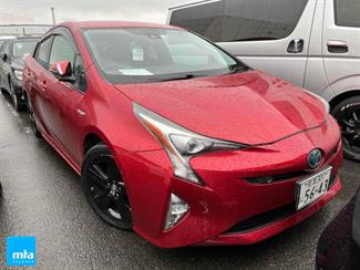 2016 Toyota Prius - Thumbnail