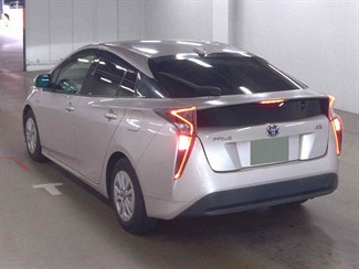 2016 Toyota Prius - Thumbnail