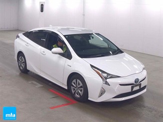 2016 Toyota Prius - Thumbnail