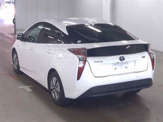 2016 Toyota Prius - Thumbnail