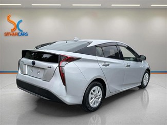 2016 Toyota Prius - Thumbnail