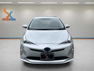 2016 Toyota Prius - Thumbnail