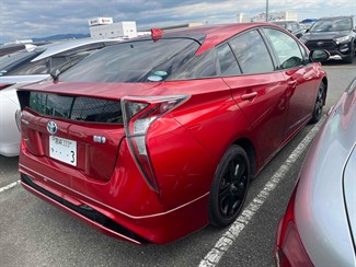 2016 Toyota Prius - Thumbnail