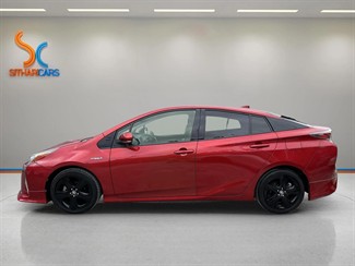 2016 Toyota Prius - Thumbnail