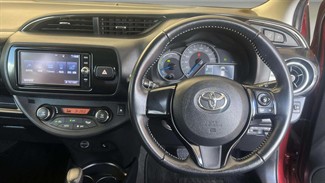 2017 Toyota Vitz - Thumbnail