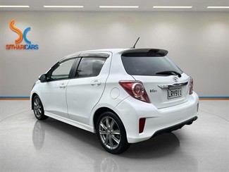 2011 Toyota Vitz - Thumbnail