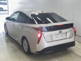 2016 Toyota Prius - Thumbnail